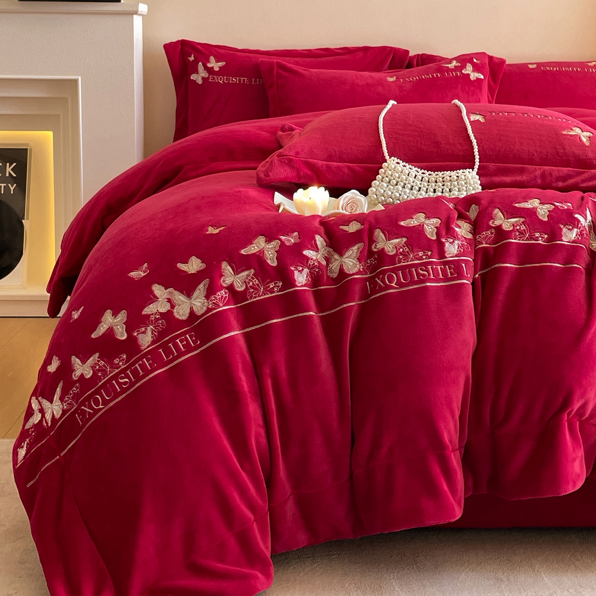 91家纺网 家纺一手货源 找家纺 新方向 2025新款全消光A类刺绣牛奶绒四件套-婚庆红色系列 蝶舞-洋酒红