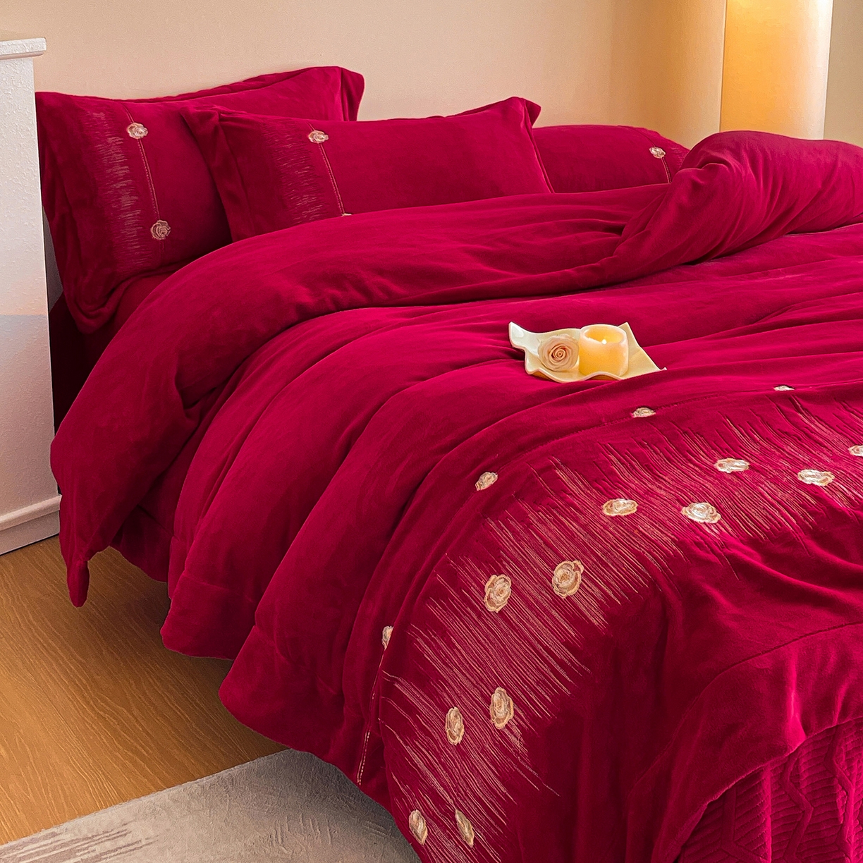 91家纺网 家纺一手货源 找家纺 新方向 2025新款全消光A类刺绣牛奶绒四件套-婚庆红色系列 玫瑰人生-洋酒红