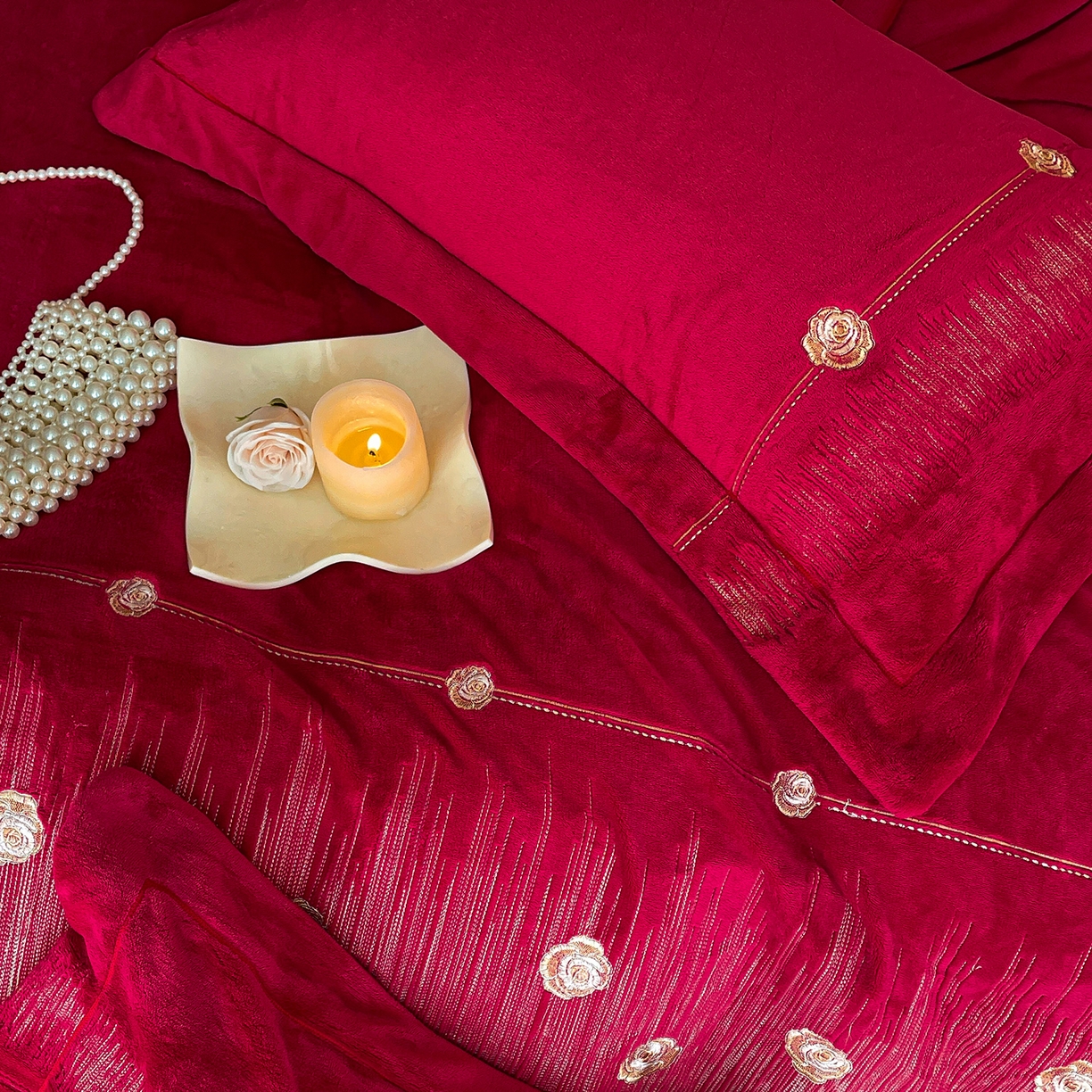 91家纺网 家纺一手货源 找家纺 新方向 2025新款全消光A类刺绣牛奶绒四件套-婚庆红色系列 玫瑰人生-洋酒红