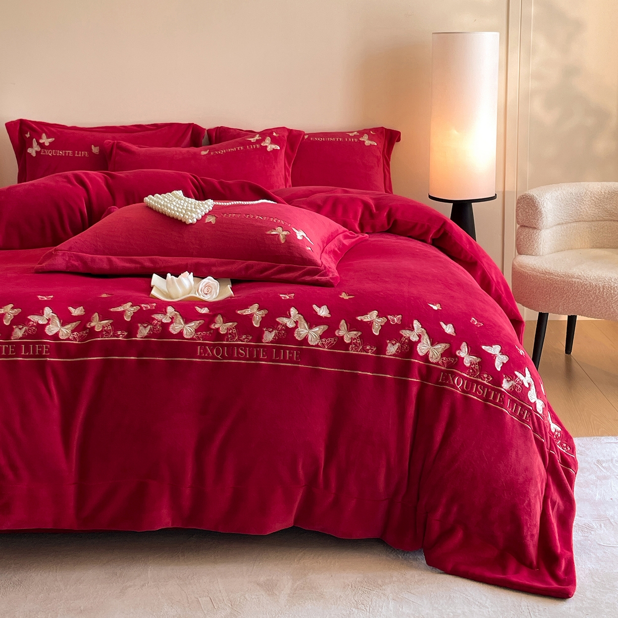 91家纺网 家纺一手货源 找家纺 新方向 2025新款全消光A类刺绣牛奶绒四件套-婚庆红色系列 蝶舞-洋酒红