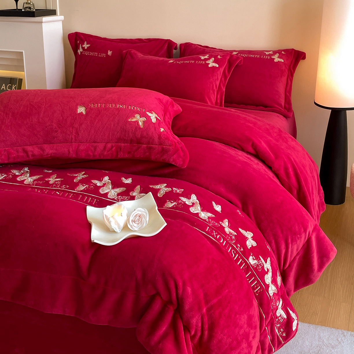 91家纺网 家纺一手货源 找家纺 新方向 2025新款全消光A类刺绣牛奶绒四件套-婚庆红色系列 蝶舞-洋酒红
