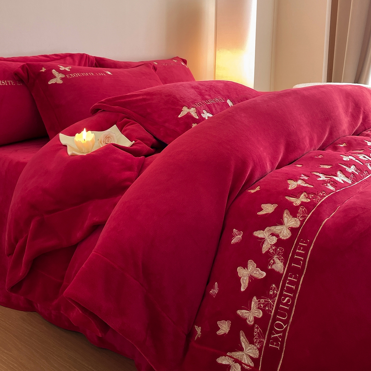 91家纺网 家纺一手货源 找家纺 新方向 2025新款全消光A类刺绣牛奶绒四件套-婚庆红色系列 蝶舞-洋酒红