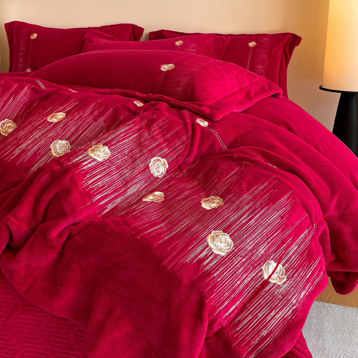 91家纺网 家纺一手货源 找家纺 新方向 2025新款全消光A类刺绣牛奶绒四件套-婚庆红色系列 玫瑰人生-洋酒红