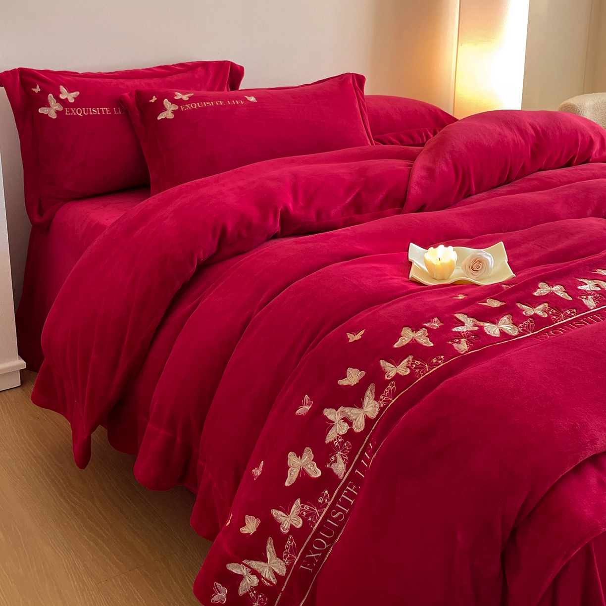 91家纺网 家纺一手货源 找家纺 新方向 2025新款全消光A类刺绣牛奶绒四件套-婚庆红色系列 蝶舞-洋酒红