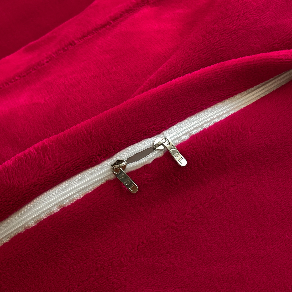 91家纺网 家纺一手货源 找家纺 新方向 2025新款全消光A类刺绣牛奶绒四件套-婚庆红色系列 蝶舞-洋酒红