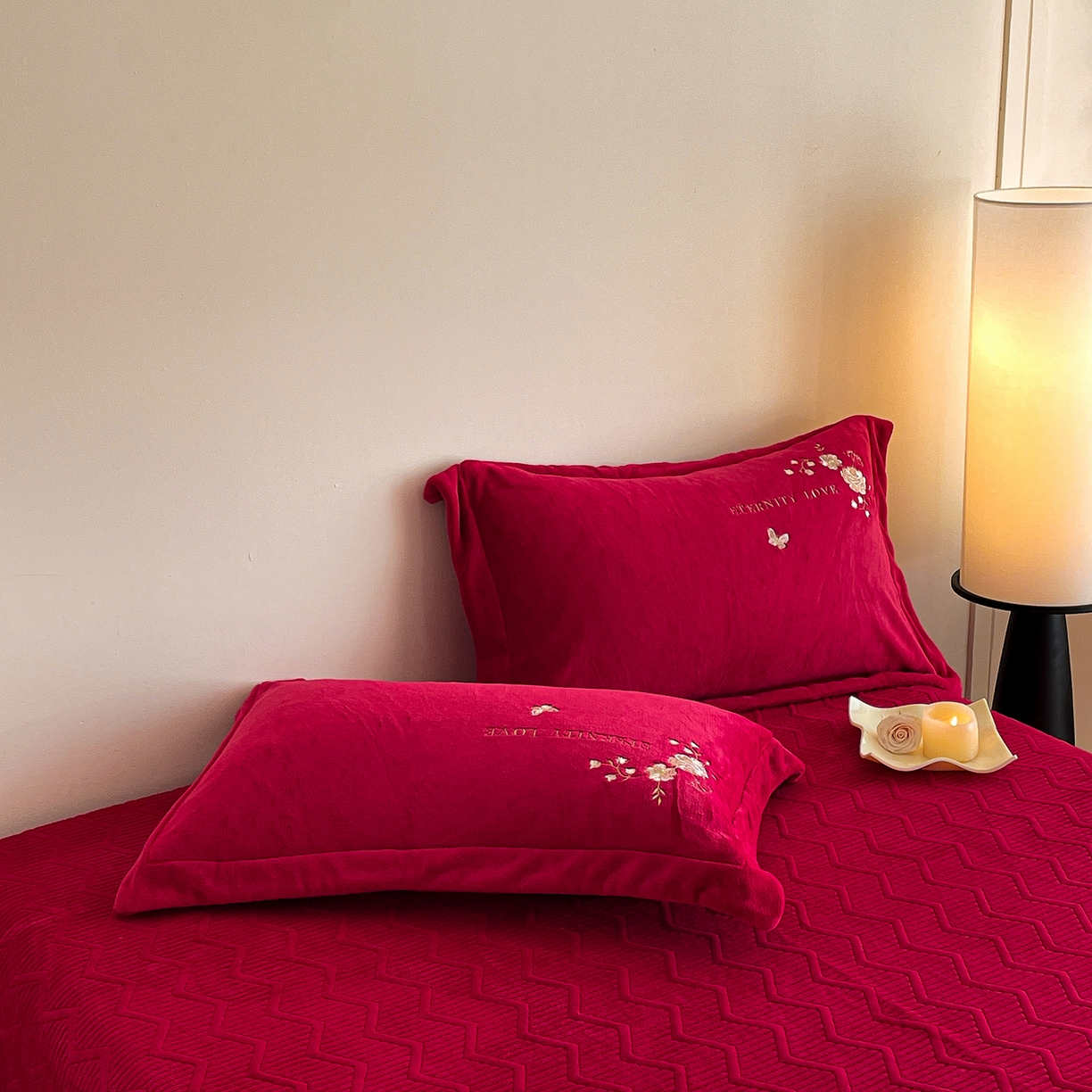 91家纺网 家纺一手货源 找家纺 新方向 2025新款全消光A类刺绣牛奶绒四件套-婚庆红色系列 浮生若梦-洋酒红