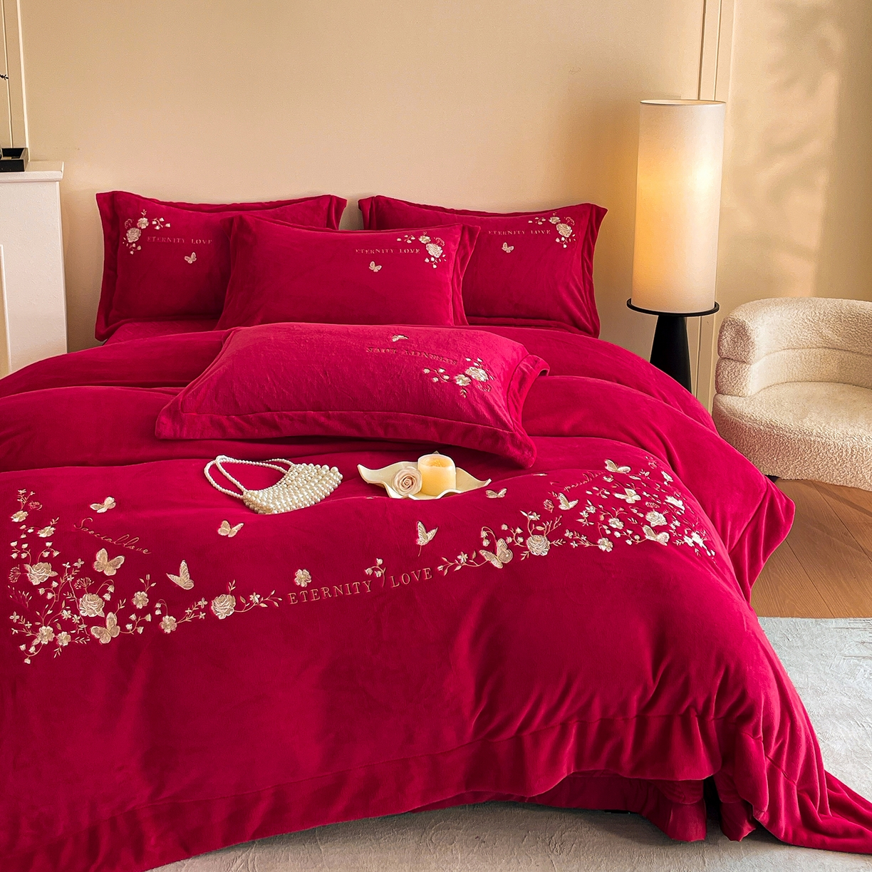 91家纺网 家纺一手货源 找家纺 新方向 2025新款全消光A类刺绣牛奶绒四件套-婚庆红色系列 浮生若梦-洋酒红