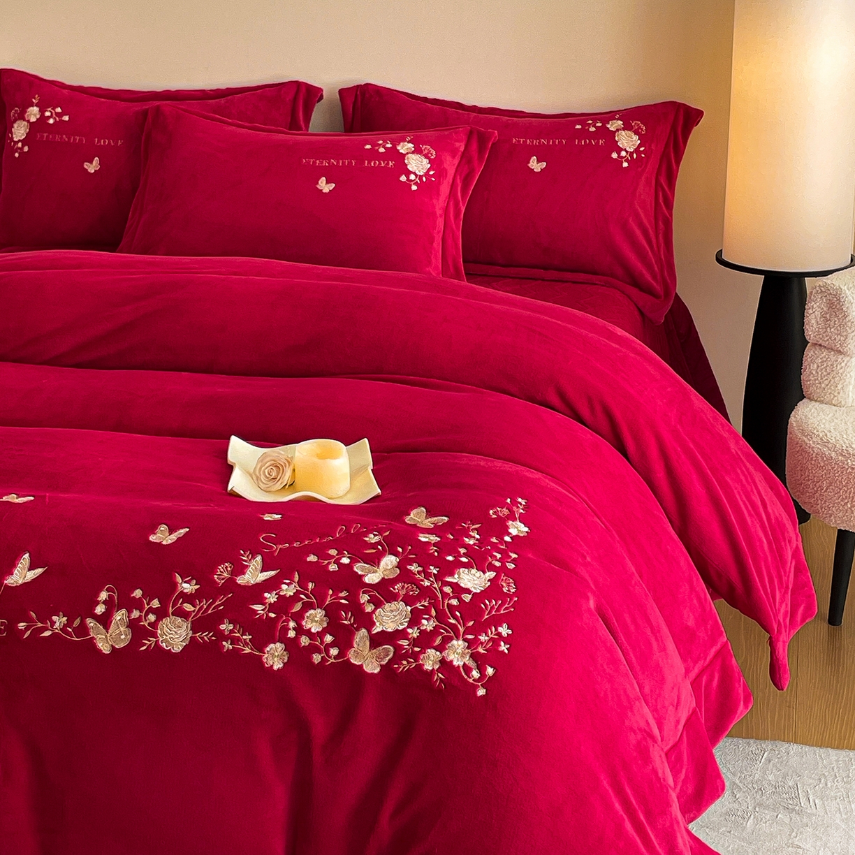 91家纺网 家纺一手货源 找家纺 新方向 2025新款全消光A类刺绣牛奶绒四件套-婚庆红色系列 浮生若梦-洋酒红