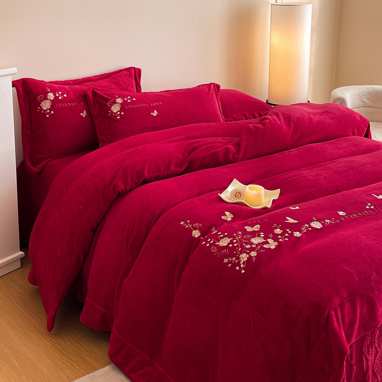 91家纺网 家纺一手货源 找家纺 新方向 2025新款全消光A类刺绣牛奶绒四件套-婚庆红色系列 浮生若梦-洋酒红