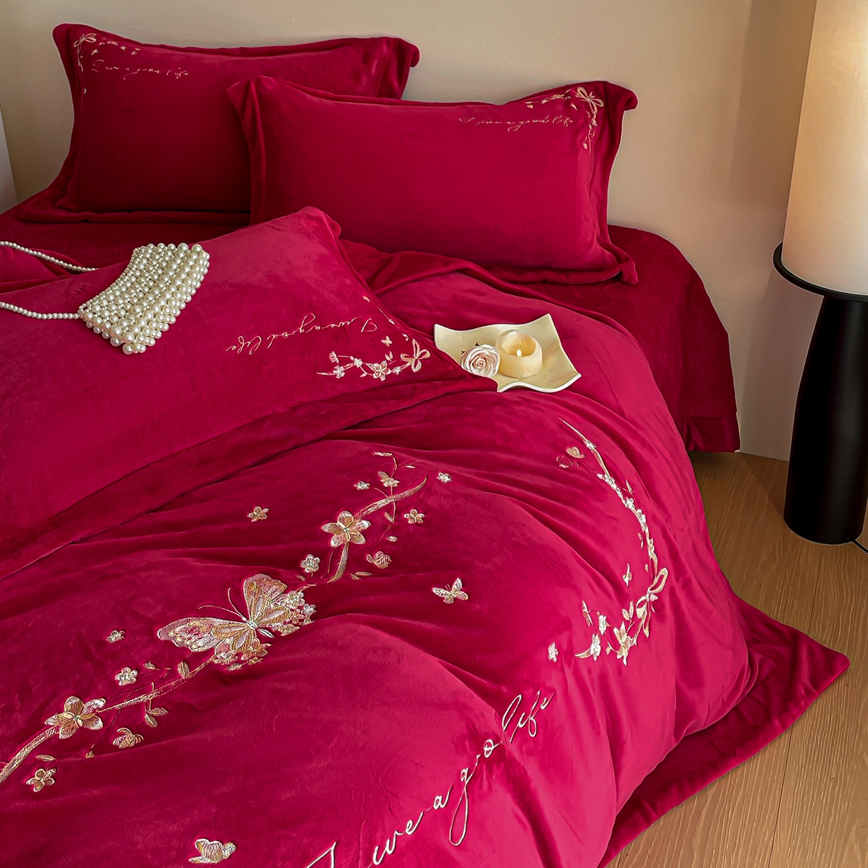 91家纺网 家纺一手货源 找家纺 新方向 2025新款全消光A类刺绣牛奶绒四件套-婚庆红色系列 蝶恋花-洋酒红