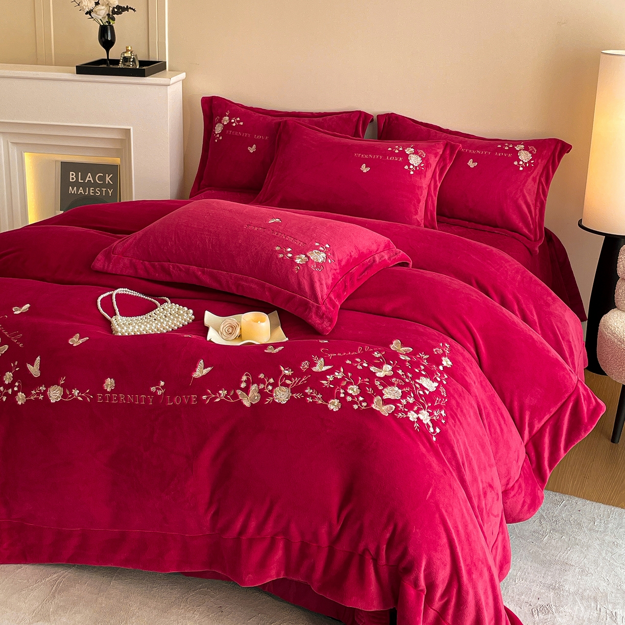 91家纺网 家纺一手货源 找家纺 新方向 2025新款全消光A类刺绣牛奶绒四件套-婚庆红色系列 浮生若梦-洋酒红