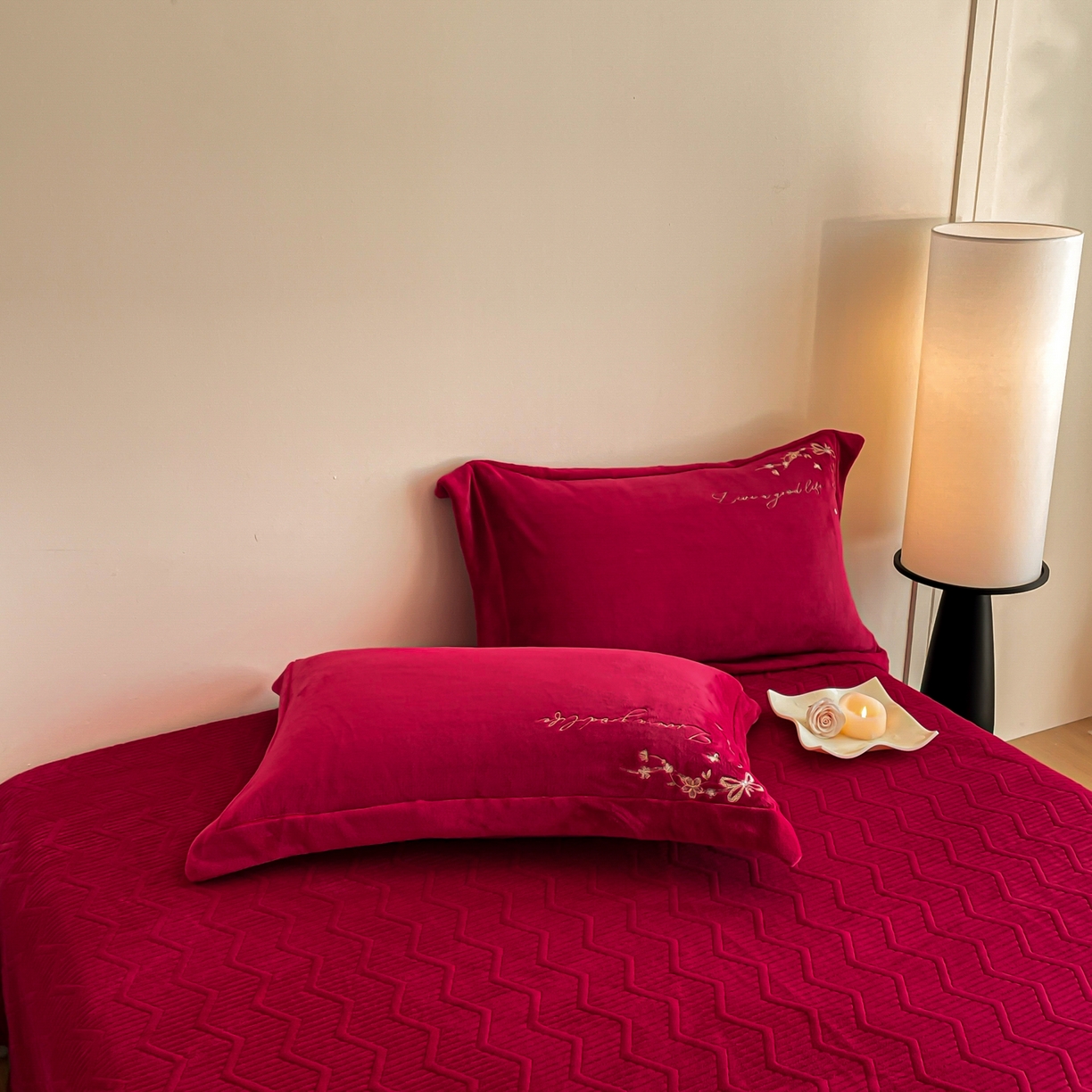 91家纺网 家纺一手货源 找家纺 新方向 2025新款全消光A类刺绣牛奶绒四件套-婚庆红色系列 蝶恋花-洋酒红