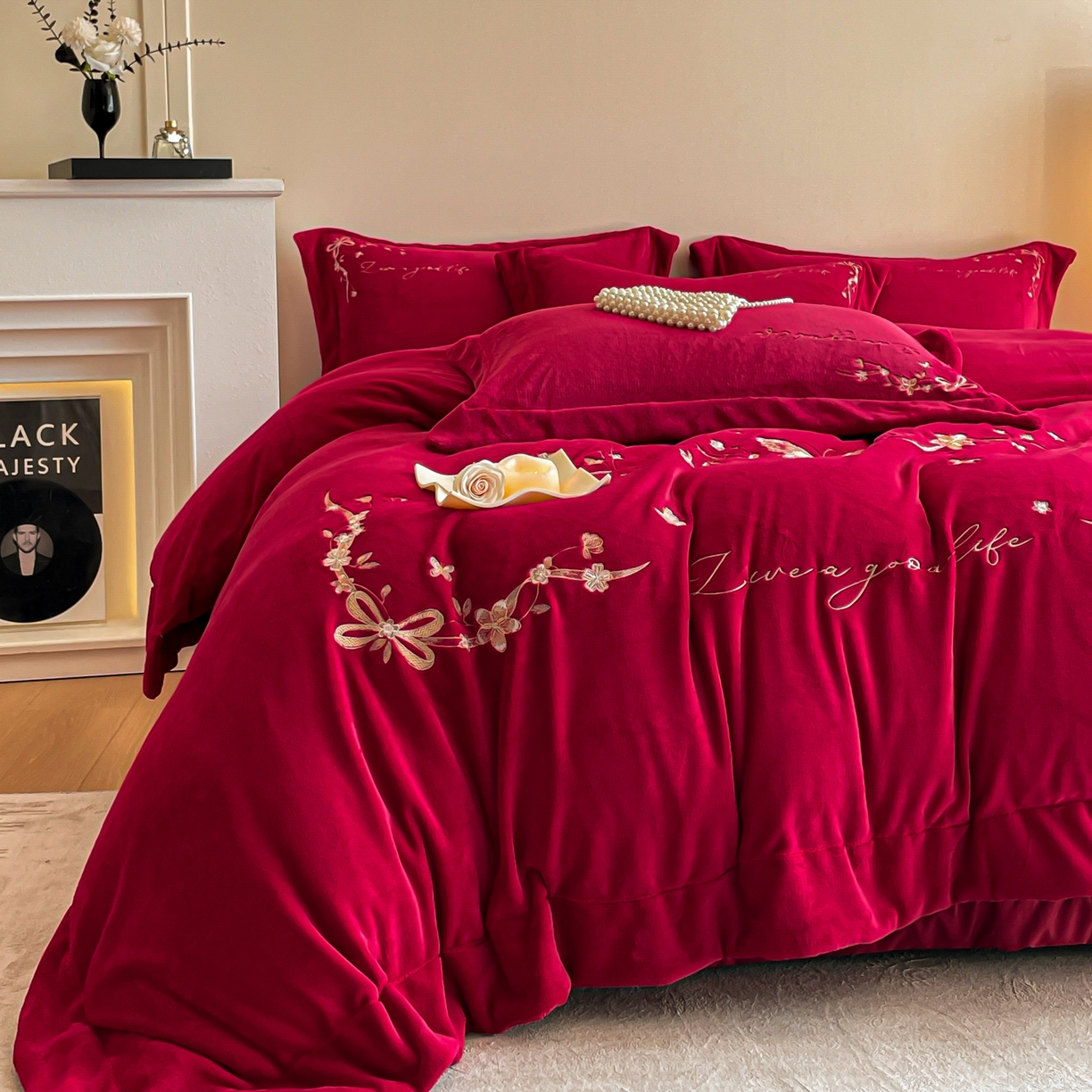 91家纺网 家纺一手货源 找家纺 新方向 2025新款全消光A类刺绣牛奶绒四件套-婚庆红色系列 蝶恋花-洋酒红