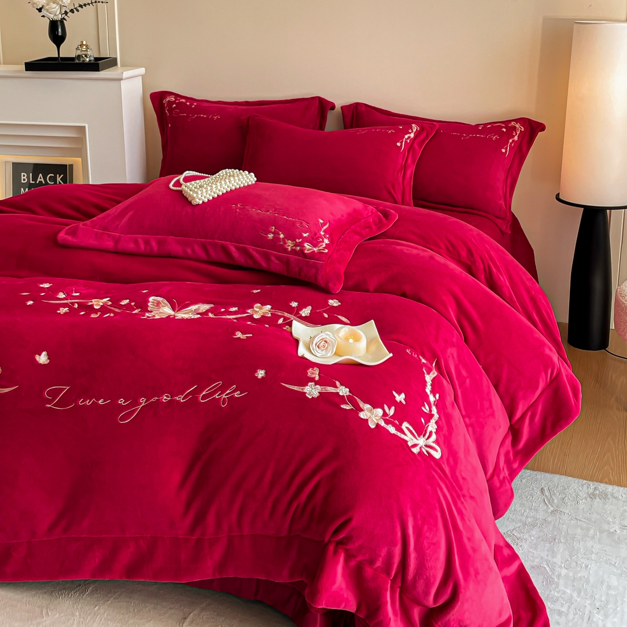 91家纺网 家纺一手货源 找家纺 新方向 2025新款全消光A类刺绣牛奶绒四件套-婚庆红色系列 蝶恋花-洋酒红