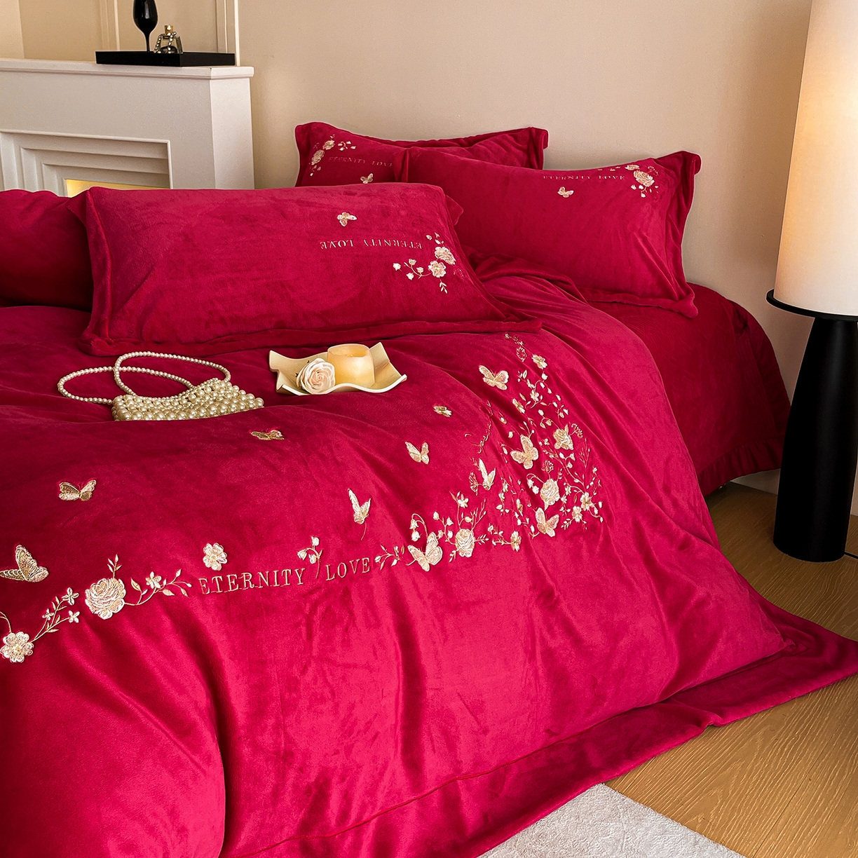 91家纺网 家纺一手货源 找家纺 新方向 2025新款全消光A类刺绣牛奶绒四件套-婚庆红色系列 浮生若梦-洋酒红
