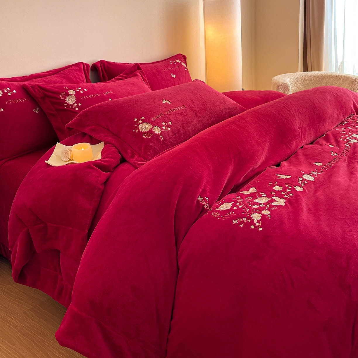 91家纺网 家纺一手货源 找家纺 新方向 2025新款全消光A类刺绣牛奶绒四件套-婚庆红色系列 浮生若梦-洋酒红