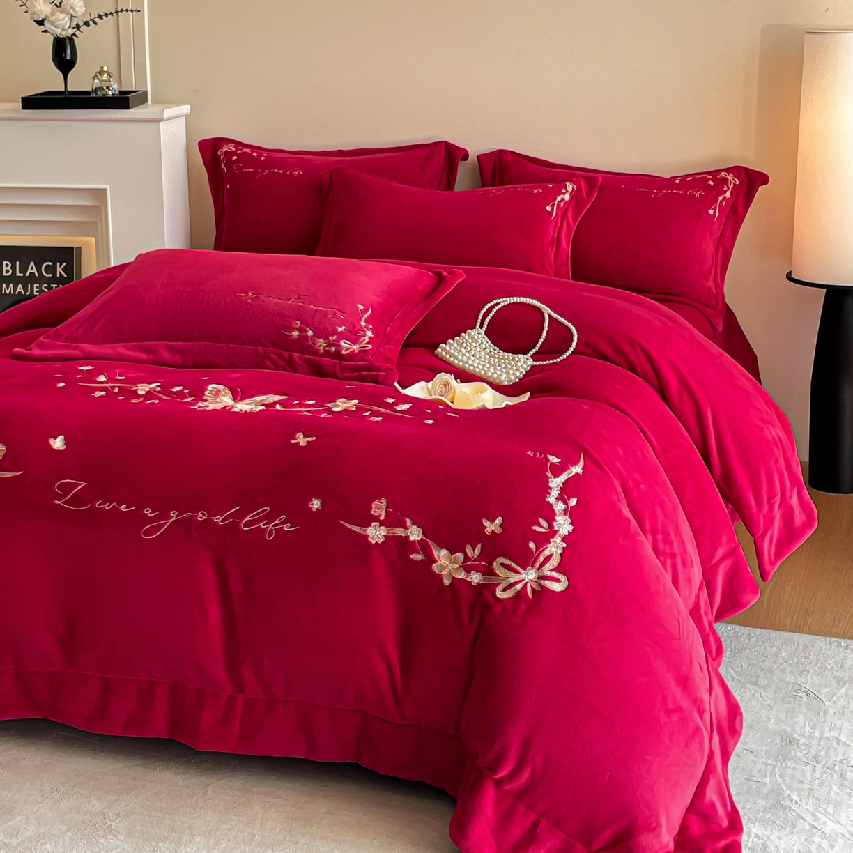 91家纺网 家纺一手货源 找家纺 新方向 2025新款全消光A类刺绣牛奶绒四件套-婚庆红色系列 蝶恋花-洋酒红
