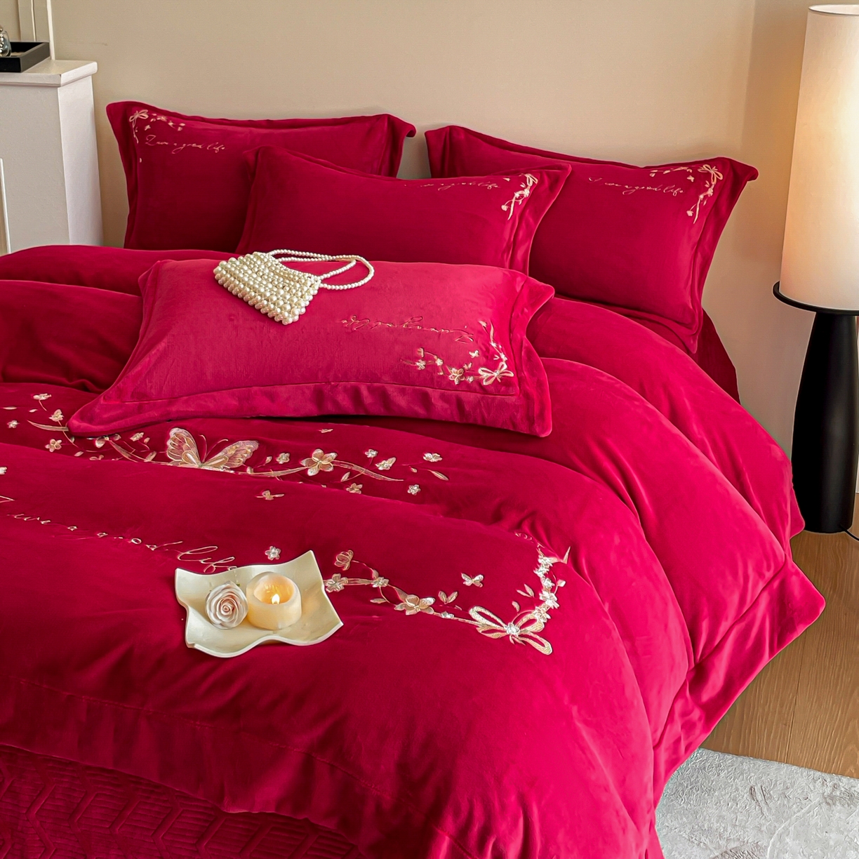 91家纺网 家纺一手货源 找家纺 新方向 2025新款全消光A类刺绣牛奶绒四件套-婚庆红色系列 蝶恋花-洋酒红