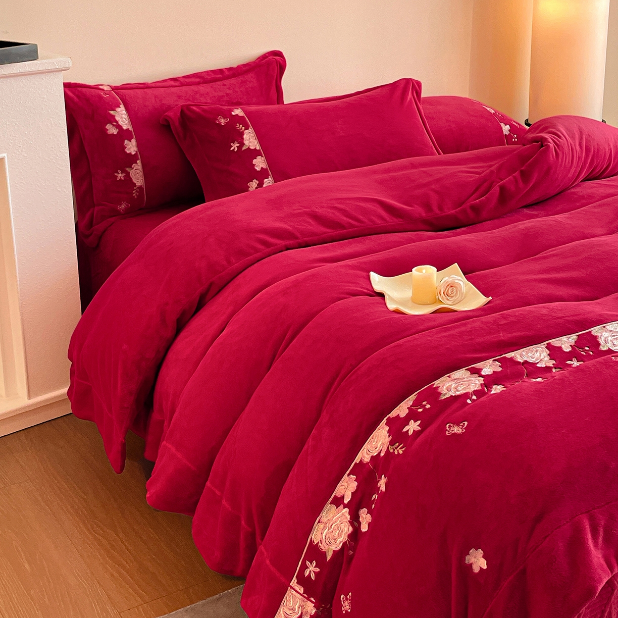 91家纺网 家纺一手货源 找家纺 新方向 2025新款全消光A类刺绣牛奶绒四件套-婚庆红色系列 花意浓-洋酒红