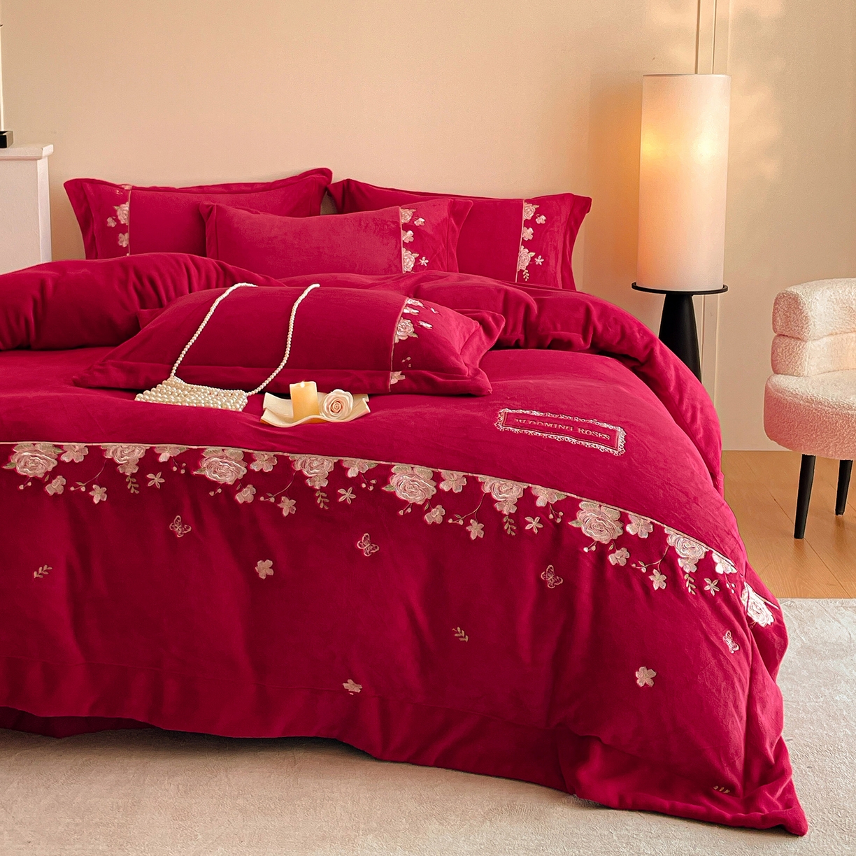 91家纺网 家纺一手货源 找家纺 新方向 2025新款全消光A类刺绣牛奶绒四件套-婚庆红色系列 花意浓-洋酒红