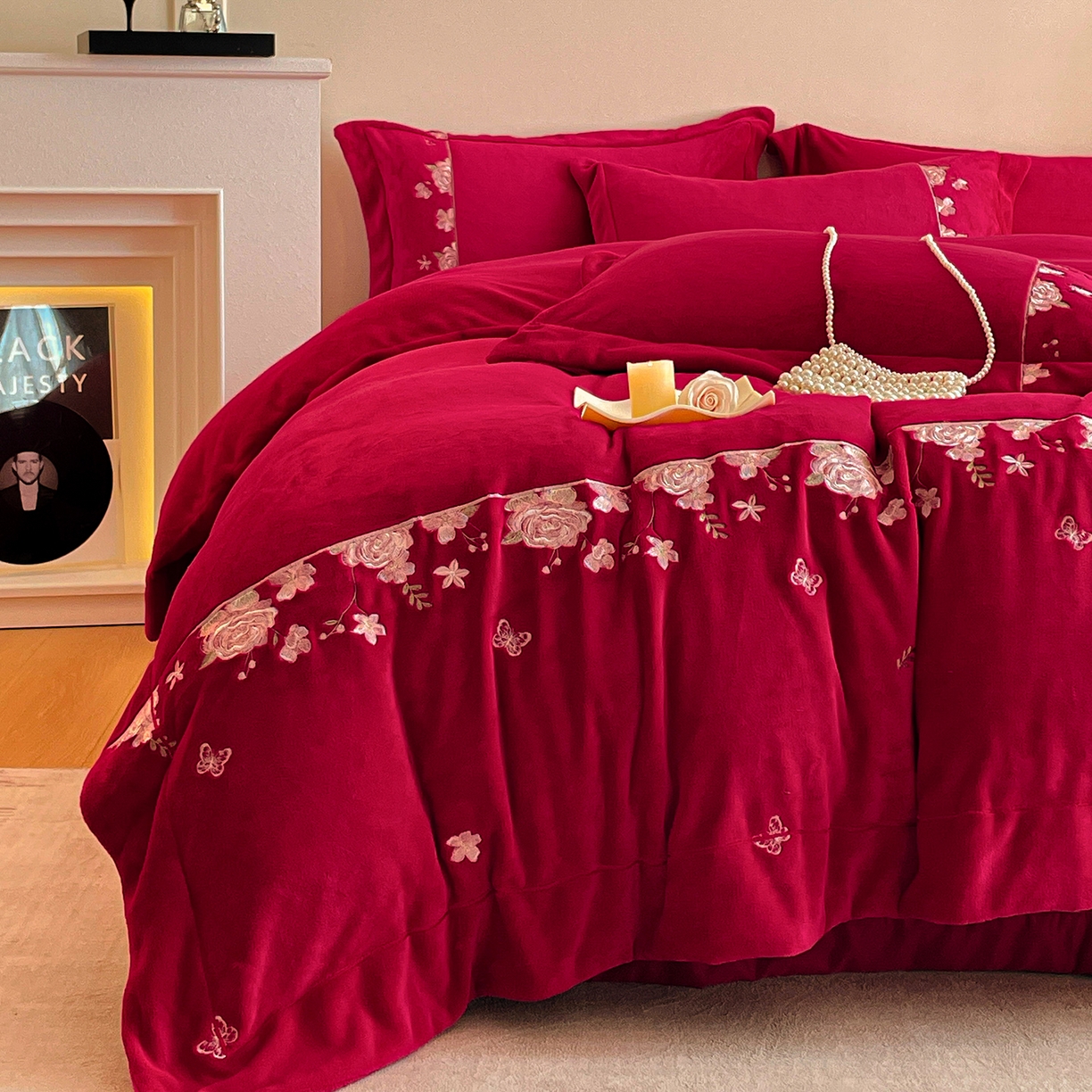 91家纺网 家纺一手货源 找家纺 新方向 2025新款全消光A类刺绣牛奶绒四件套-婚庆红色系列 花意浓-洋酒红