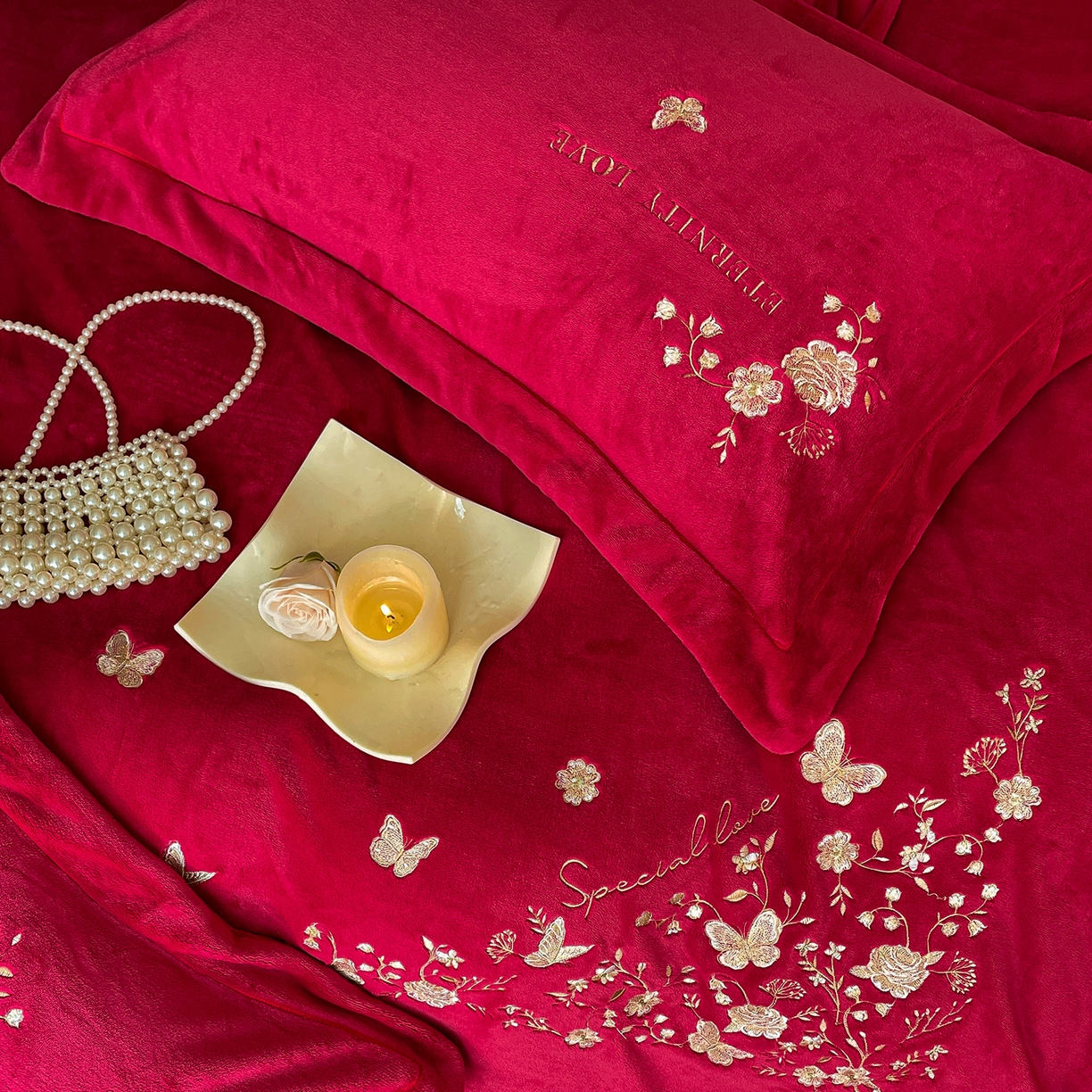 91家纺网 家纺一手货源 找家纺 新方向 2025新款全消光A类刺绣牛奶绒四件套-婚庆红色系列 浮生若梦-洋酒红