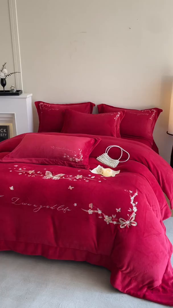 91家纺网 家纺一手货源 找家纺 新方向 2025新款全消光A类刺绣牛奶绒四件套-婚庆红色系列 蝶恋花-洋酒红