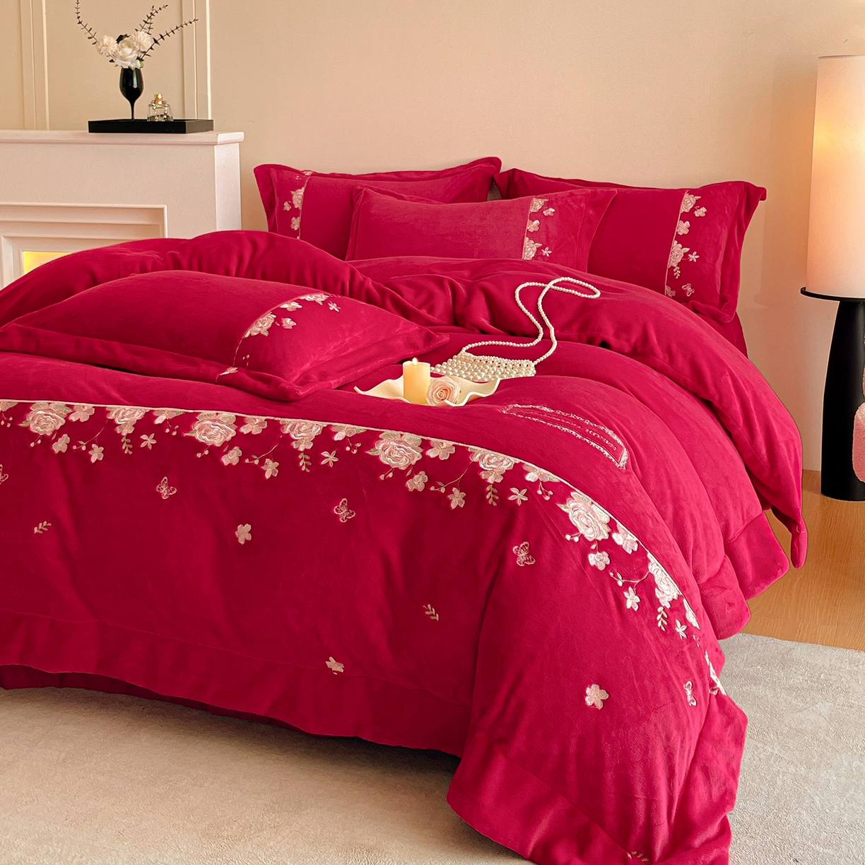 91家纺网 家纺一手货源 找家纺 新方向 2025新款全消光A类刺绣牛奶绒四件套-婚庆红色系列 花意浓-洋酒红