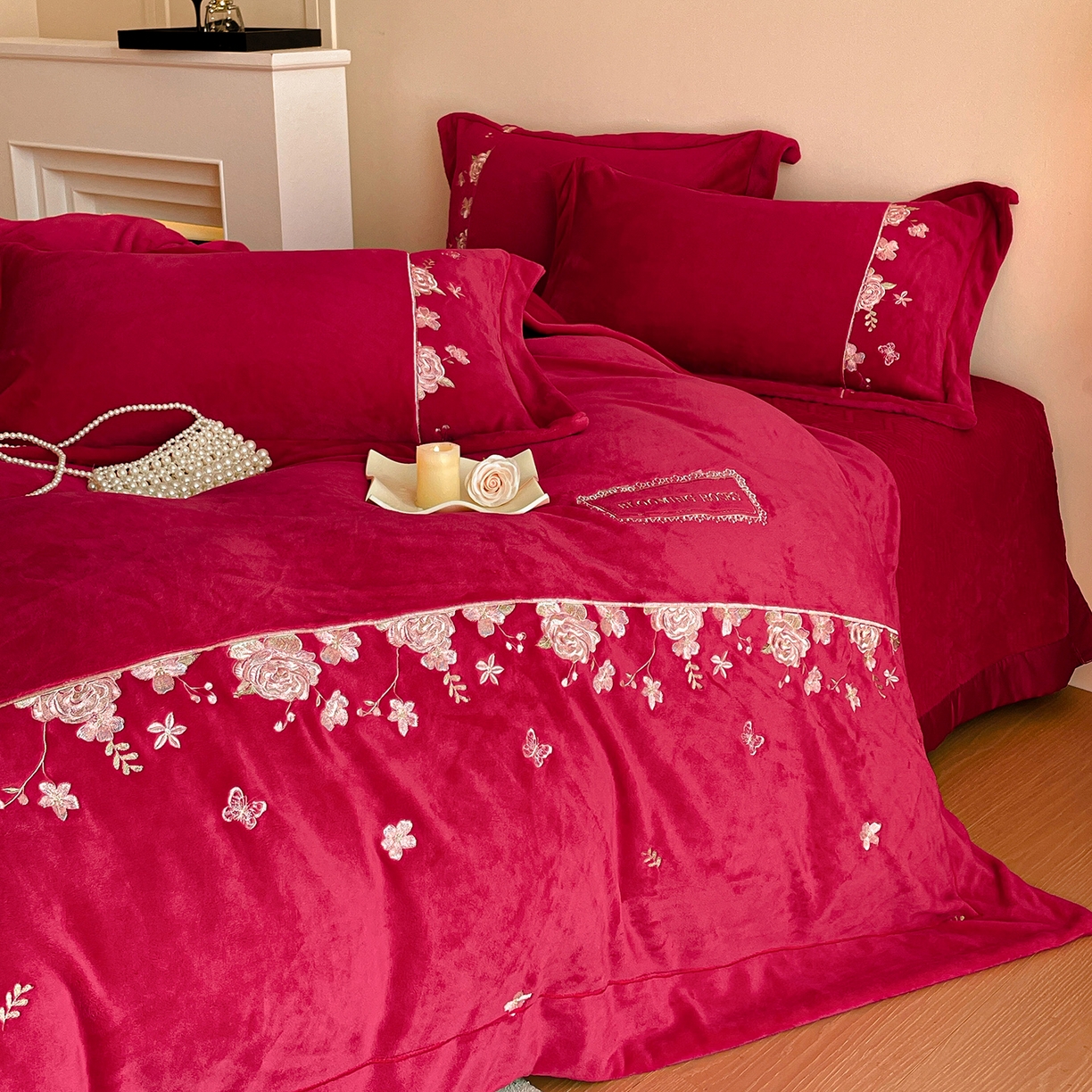 91家纺网 家纺一手货源 找家纺 新方向 2025新款全消光A类刺绣牛奶绒四件套-婚庆红色系列 花意浓-洋酒红