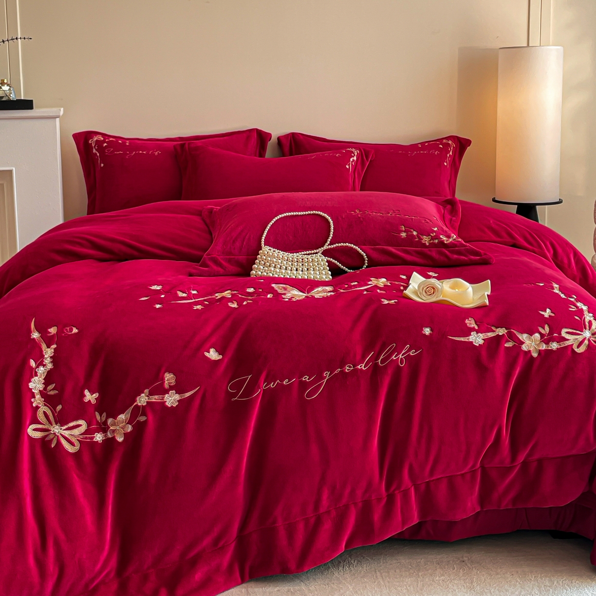 91家纺网 家纺一手货源 找家纺 新方向 2025新款全消光A类刺绣牛奶绒四件套-婚庆红色系列 蝶恋花-洋酒红