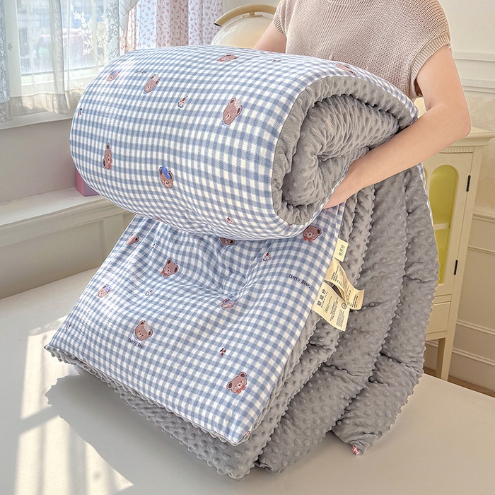 91家纺网 家纺一手货源 找家纺 好梦来家纺（原锦茂家纺） 2025新款水洗高克重双层纱豆豆被子加厚保暖被芯春秋被冬被 格子熊