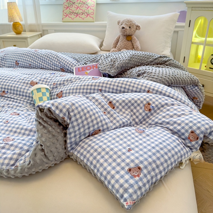 91家纺网 家纺一手货源 找家纺 好梦来家纺（原锦茂家纺） 2025新款水洗高克重双层纱豆豆被子加厚保暖被芯春秋被冬被 格子熊