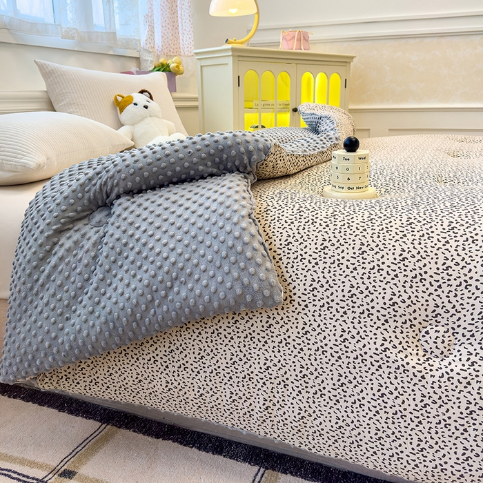 91家纺网 家纺一手货源 找家纺 好梦来家纺（原锦茂家纺） 2025新款水洗高克重双层纱豆豆被子加厚保暖被芯春秋被冬被 灰豹纹