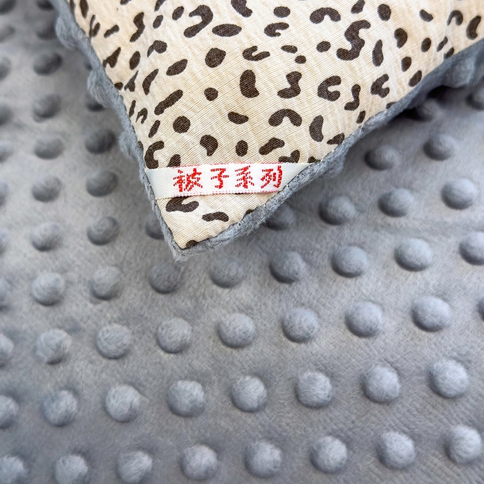 91家纺网 家纺一手货源 找家纺 好梦来家纺（原锦茂家纺） 2025新款水洗高克重双层纱豆豆被子加厚保暖被芯春秋被冬被 灰豹纹