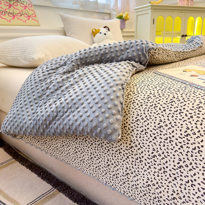 91家纺网 家纺一手货源 找家纺 好梦来家纺（原锦茂家纺） 2025新款水洗高克重双层纱豆豆被子加厚保暖被芯春秋被冬被 灰豹纹