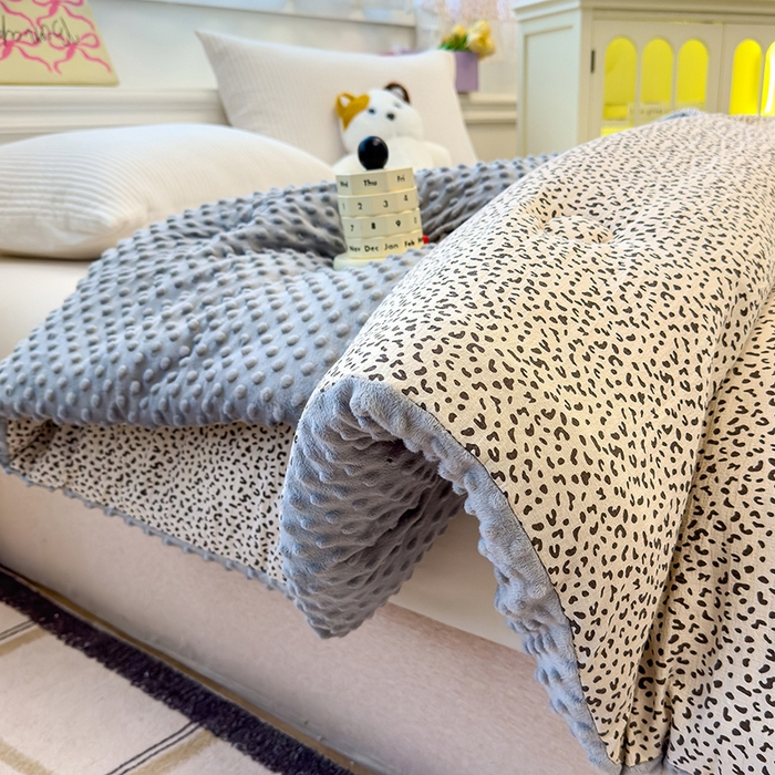 91家纺网 家纺一手货源 找家纺 好梦来家纺（原锦茂家纺） 2025新款水洗高克重双层纱豆豆被子加厚保暖被芯春秋被冬被 灰豹纹