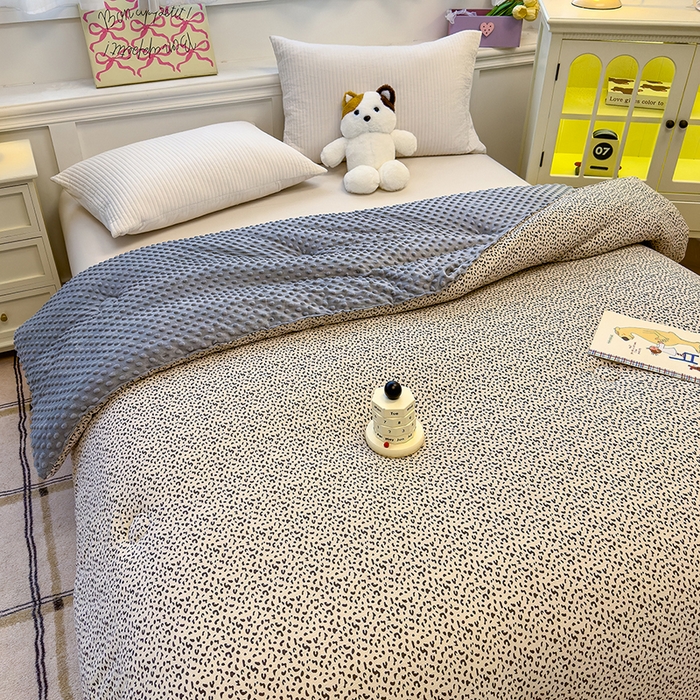 91家纺网 家纺一手货源 找家纺 好梦来家纺（原锦茂家纺） 2025新款水洗高克重双层纱豆豆被子加厚保暖被芯春秋被冬被 灰豹纹