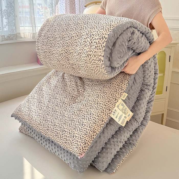 91家纺网 家纺一手货源 找家纺 好梦来家纺（原锦茂家纺） 2025新款水洗高克重双层纱豆豆被子加厚保暖被芯春秋被冬被 灰豹纹