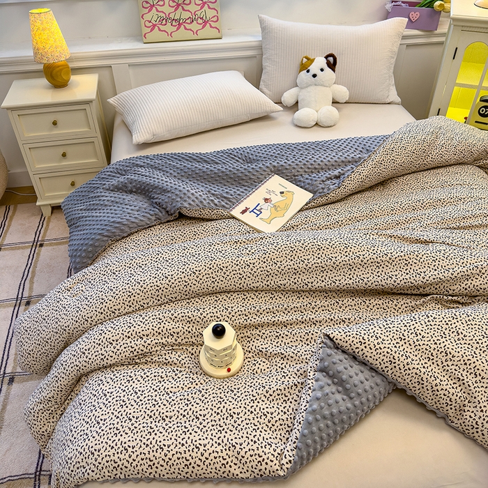 91家纺网 家纺一手货源 找家纺 好梦来家纺（原锦茂家纺） 2025新款水洗高克重双层纱豆豆被子加厚保暖被芯春秋被冬被 灰豹纹