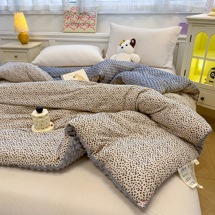 91家纺网 家纺一手货源 找家纺 好梦来家纺（原锦茂家纺） 2025新款水洗高克重双层纱豆豆被子加厚保暖被芯春秋被冬被 灰豹纹