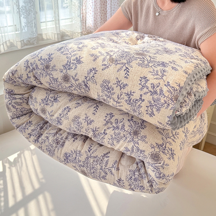 91家纺网 家纺一手货源 找家纺 好梦来家纺（原锦茂家纺） 2025新款水洗高克重双层纱豆豆被子加厚保暖被芯春秋被冬被 秘境