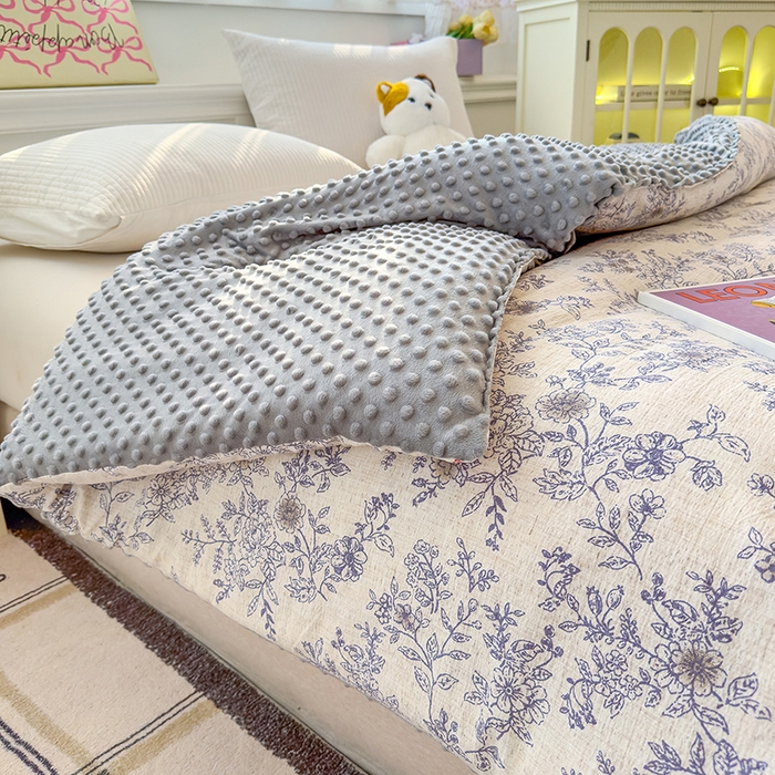 91家纺网 家纺一手货源 找家纺 好梦来家纺（原锦茂家纺） 2025新款水洗高克重双层纱豆豆被子加厚保暖被芯春秋被冬被 秘境