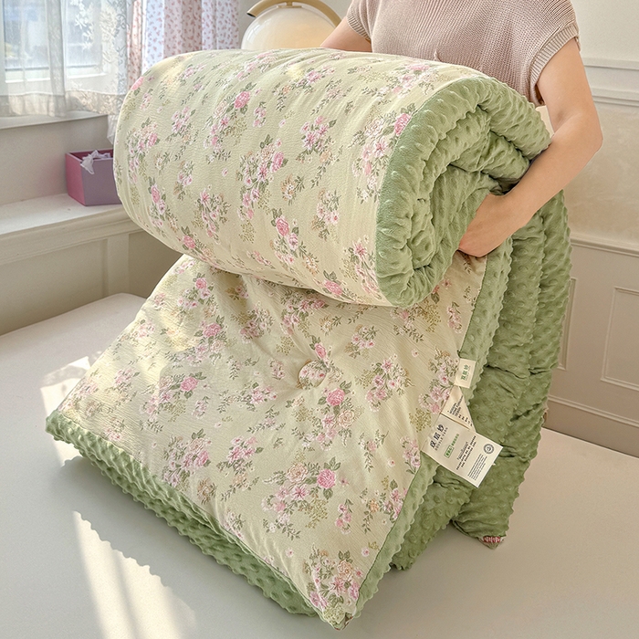 91家纺网 家纺一手货源 找家纺 好梦来家纺（原锦茂家纺） 2025新款水洗高克重双层纱豆豆被子加厚保暖被芯春秋被冬被 蔷薇之恋-绿