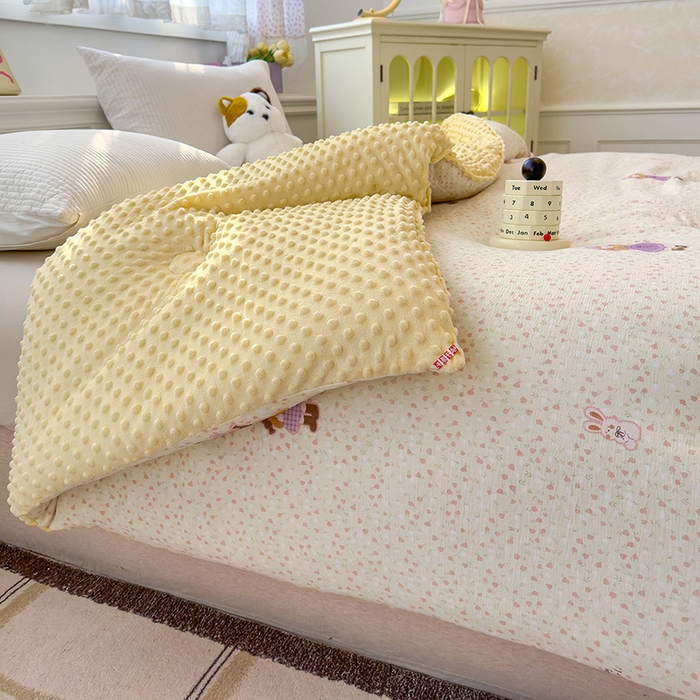 91家纺网 家纺一手货源 找家纺 好梦来家纺（原锦茂家纺） 2025新款水洗高克重双层纱豆豆被子加厚保暖被芯春秋被冬被 小女孩