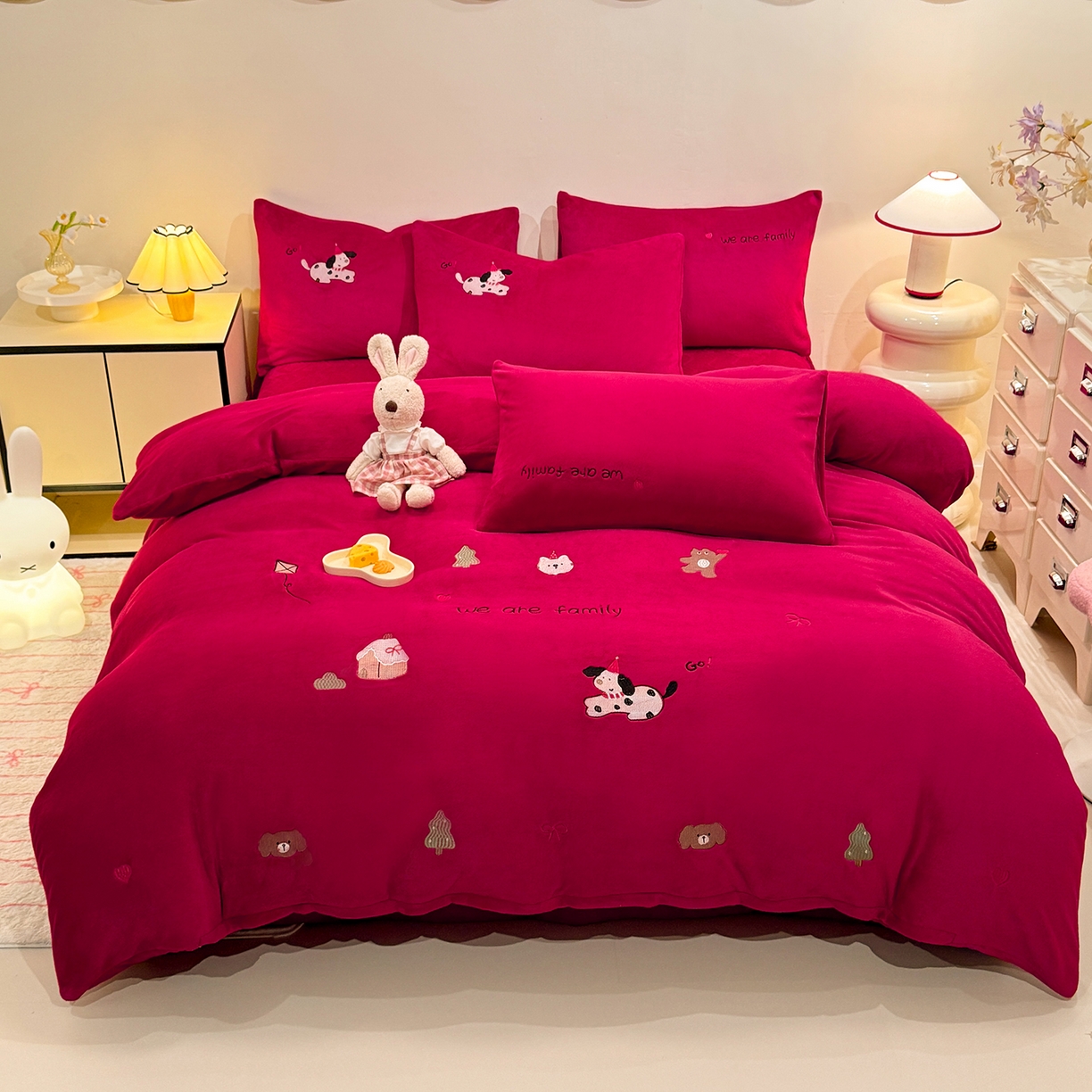 91家纺网 家纺一手货源 找家纺 新方向 2025年新款 全消光A类刺绣牛奶绒四件套-卡通红色系列 呆萌小狗-洋酒红