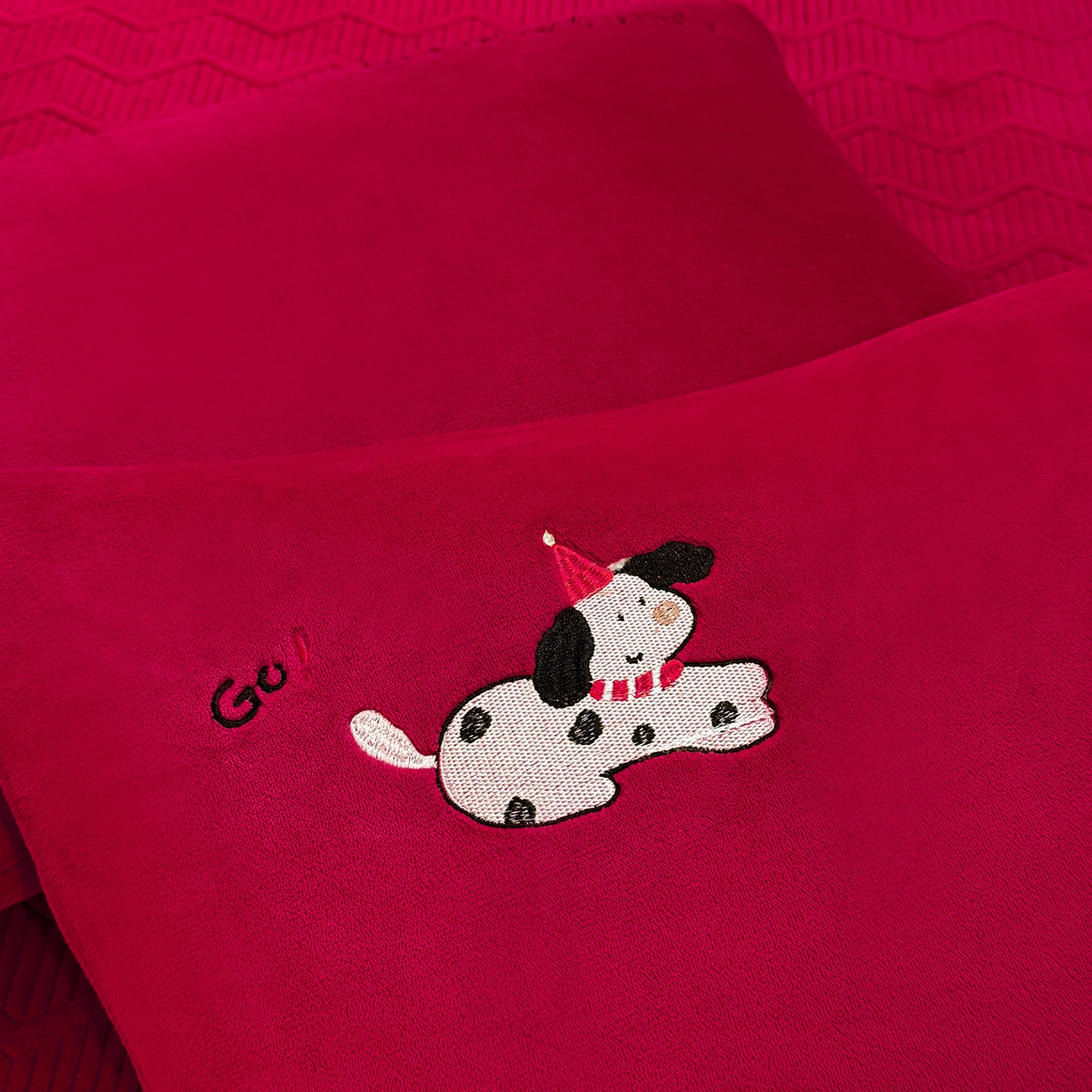 91家纺网 家纺一手货源 找家纺 （总）控价 新方向 2025年新款 全消光A类刺绣牛奶绒四件套-卡通红色系列