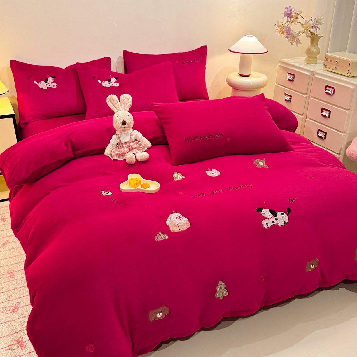 91家纺网 家纺一手货源 找家纺 （总）控价 新方向 2025年新款 全消光A类刺绣牛奶绒四件套-卡通红色系列