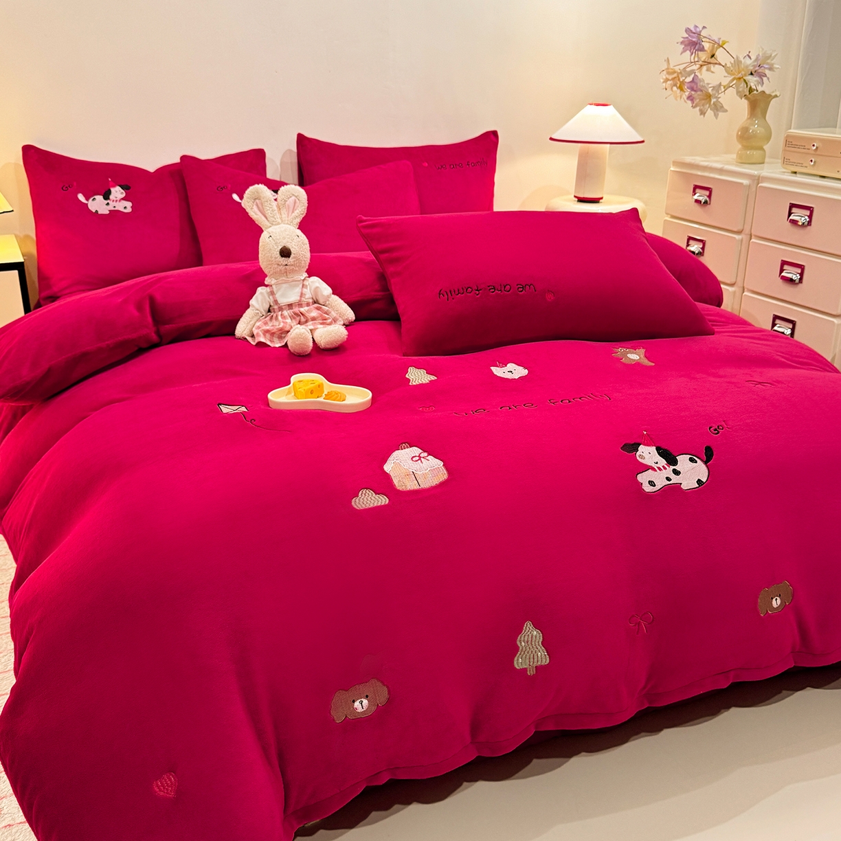 91家纺网 家纺一手货源 找家纺 （总）控价 新方向 2025年新款 全消光A类刺绣牛奶绒四件套-卡通红色系列