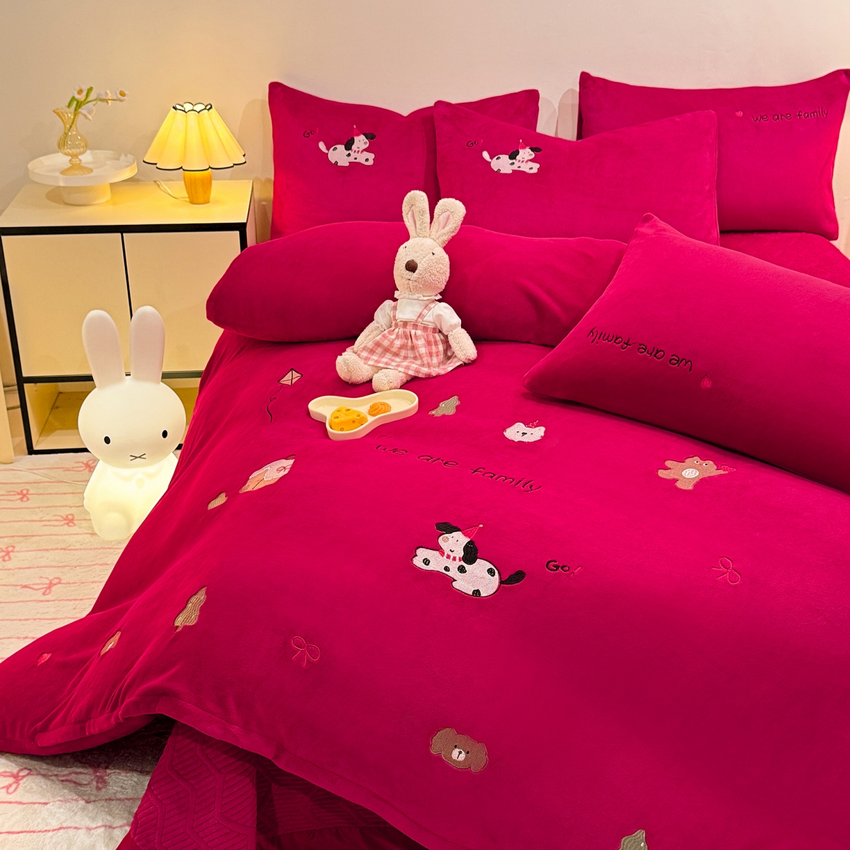 91家纺网 家纺一手货源 找家纺 （总）控价 新方向 2025年新款 全消光A类刺绣牛奶绒四件套-卡通红色系列