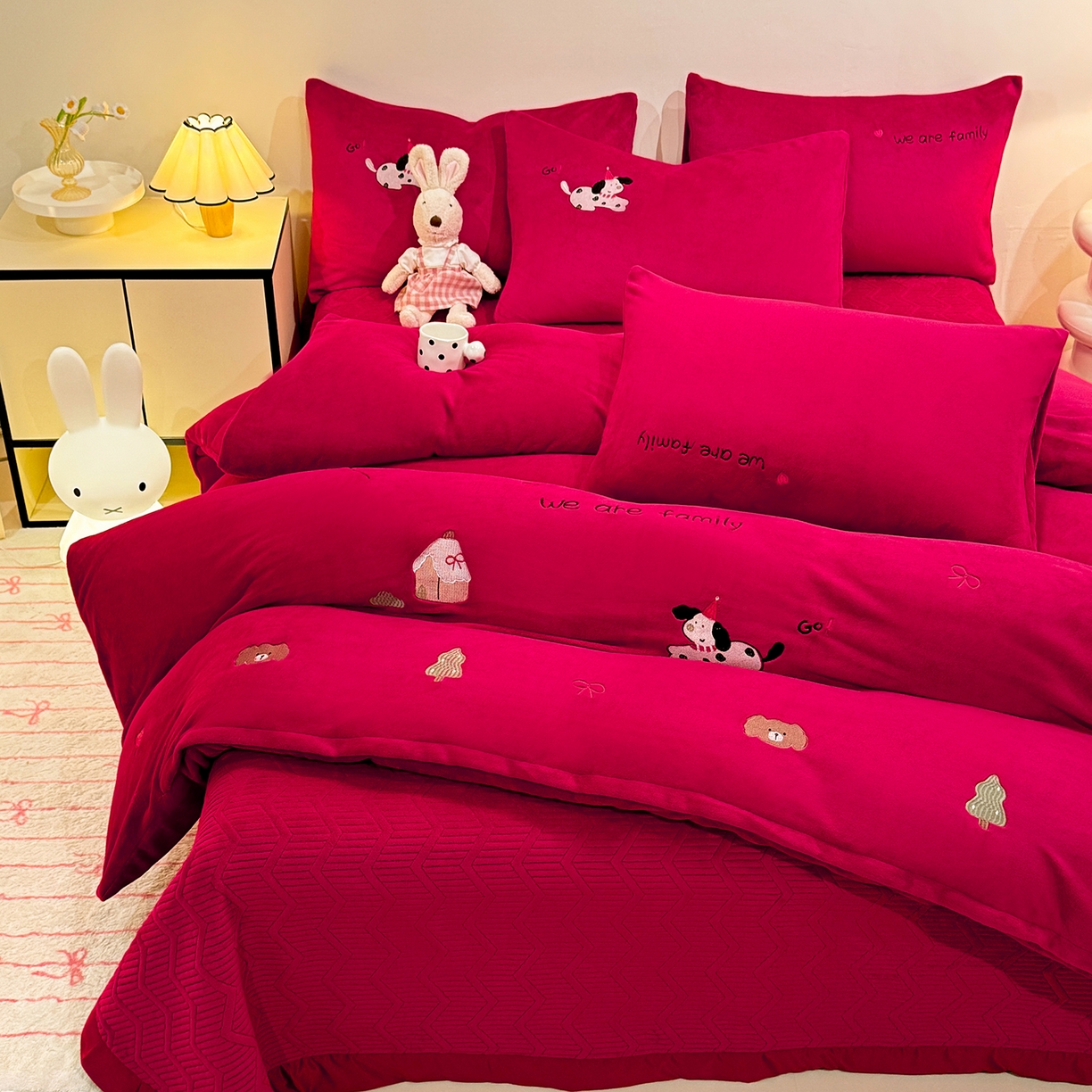 91家纺网 家纺一手货源 找家纺 （总）控价 新方向 2025年新款 全消光A类刺绣牛奶绒四件套-卡通红色系列